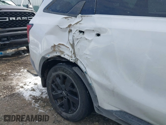 2022 Kia Sorento X-Line S z VIN 5XYRLDLCXNG150954, wystawiony jako IAAI lot #41581664 z przebiegiem 52 382 mil mil oraz . Historia ofert i sprzedaży dostępna na DreamBid. Obrazek 6.