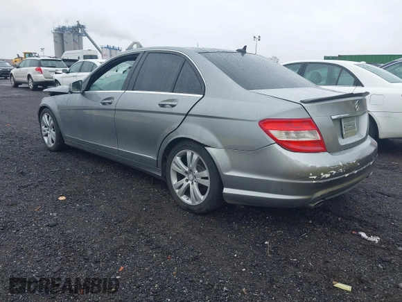 2010 Mercedes-Benz C 300 Sport z VIN WDDGF8BBXAR096359, wystawiony jako IAAI lot #42315575 z przebiegiem 98 293 mil mil oraz . Historia ofert i sprzedaży dostępna na DreamBid. Obrazek 3.