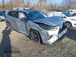 2022 Toyota Highlander Hybrid XLE z VIN 5TDGBRCH4NS561319, wystawiony jako IAAI lot #41864259 z przebiegiem 17 987 mil mil oraz . Historia ofert i sprzedaży dostępna na DreamBid. Obrazek 1.