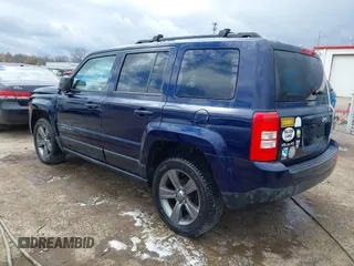 2015 Jeep Patriot Latitude z VIN 1C4NJRFB5FD270374, wystawiony jako IAAI lot #42039211 z przebiegiem 106 665 mil mil oraz . Historia ofert i sprzedaży dostępna na DreamBid. Obrazek 3.