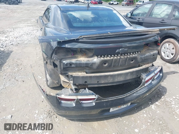 2013 Chevrolet Camaro LS z VIN 2G1FA1E39D9206888, wystawiony jako IAAI lot #42170703 z przebiegiem 169 661 mil mil oraz . Historia ofert i sprzedaży dostępna na DreamBid. Obrazek 6.