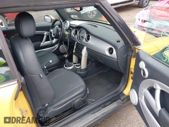 2008 MINI Convertible z VIN WMWRF33578TF67945, wystawiony jako IAAI lot #42315750 z przebiegiem 110 340 mil mil oraz . Historia ofert i sprzedaży dostępna na DreamBid. Obrazek 5.