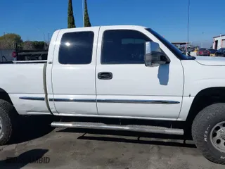 2000 GMC Sierra 1500 SLT with VIN 1GTEC19T7YZ241853, listed as a IAAI auction lot 41657692 with 166,517 mi miles. Bid and sale history available at carsss.com. Image 13.