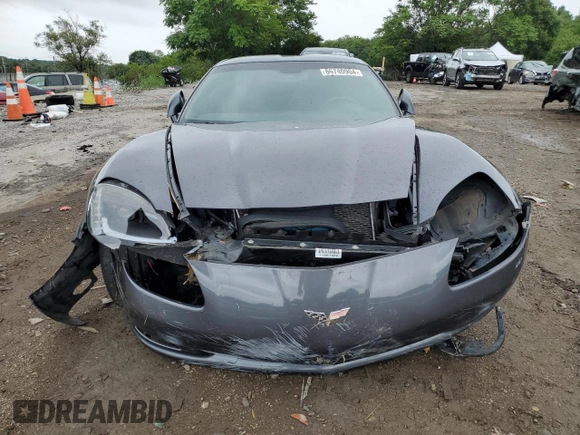 2011 Chevrolet Corvette 1LT z VIN 1G1YE2DW8B5105978, wystawiony jako Copart lot #75264194 z przebiegiem 144 427 mil mil oraz Szkoda całkowita • Salvage title. Historia ofert i sprzedaży dostępna na DreamBid. Obrazek 5.