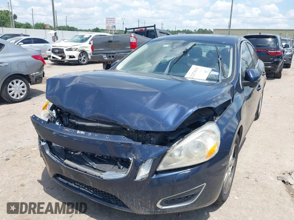 2013 Volvo S60 T5 Premier z VIN YV1612FS3D2190263, wystawiony jako IAAI lot #42227011 z przebiegiem 158 369 mil mil oraz . Historia ofert i sprzedaży dostępna na DreamBid. Obrazek 2.