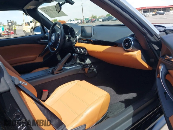 2019 FIAT 124 Spider Lusso z VIN JC1NFAEK6K0143183, wystawiony jako IAAI lot #42173832 z przebiegiem 3 574 mil mil oraz . Historia ofert i sprzedaży dostępna na DreamBid. Obrazek 5.