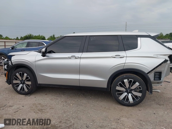 2025 Mitsubishi Outlander SEL z VIN JA4J3VA81SZ015726, wystawiony jako IAAI lot #42392744 z przebiegiem 4 004 mil mil oraz . Historia ofert i sprzedaży dostępna na DreamBid. Obrazek 15.