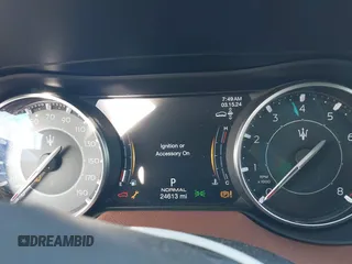 2023 Maserati Levante z VIN ZN661YUM6PX411566, wystawiony jako IAAI lot #41219590 z przebiegiem 24 613 mil mil oraz . Historia ofert i sprzedaży dostępna na DreamBid. Obrazek 7.