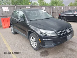 2013 Volkswagen Tiguan SE z VIN WVGBV3AX1DW611550, wystawiony jako IAAI lot #42266338 z przebiegiem 123 889 mil mil oraz . Historia ofert i sprzedaży dostępna na DreamBid. Obrazek 1.