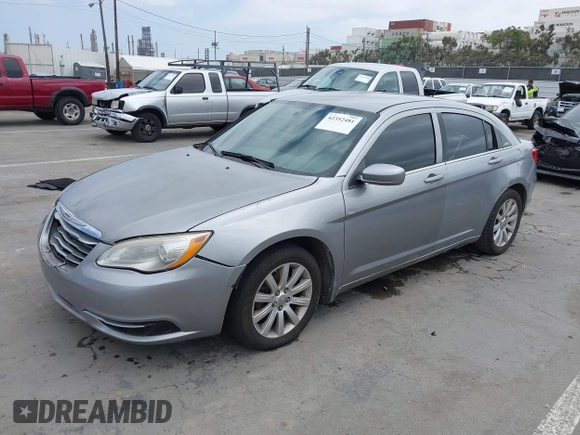 2013 Chrysler 200 Touring z VIN 1C3CCBBB5DN672082, wystawiony jako IAAI lot #42352481 z przebiegiem 170 311 mil mil oraz . Historia ofert i sprzedaży dostępna na DreamBid. Obrazek 2.