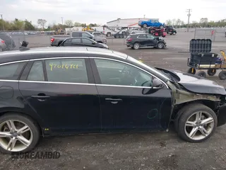 2016 Volvo V60 T5 Premier z VIN YV1612SK7G1308783, wystawiony jako IAAI lot #42016421 z przebiegiem 122 163 mil mil oraz . Historia ofert i sprzedaży dostępna na DreamBid. Obrazek 14.