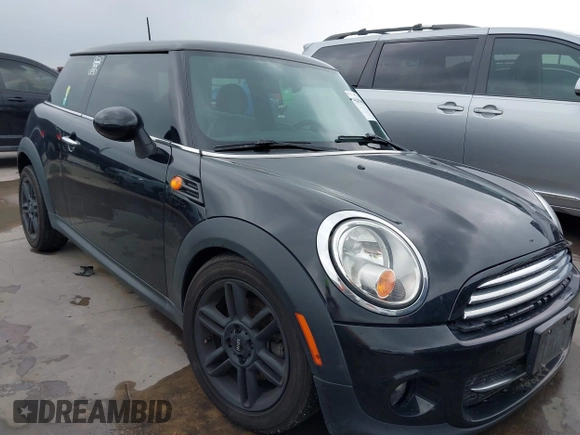 2012 MINI Hardtop z VIN WMWSU3C56CT369757, wystawiony jako IAAI lot #42194643 z przebiegiem 82 906 mil mil oraz . Historia ofert i sprzedaży dostępna na DreamBid. Obrazek 1.