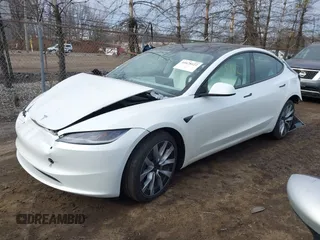 2025 Tesla Model 3 Long Range z VIN 5YJ3E1EB3SF899746, wystawiony jako IAAI lot #41678122 z przebiegiem 2 249 mil mil oraz . Historia ofert i sprzedaży dostępna na DreamBid. Obrazek 19.