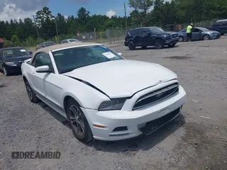 2014 Ford Mustang V6 z VIN 1ZVBP8EM9E5243618, wystawiony jako IAAI lot #42647697 z przebiegiem 124 540 mil mil oraz . Historia ofert i sprzedaży dostępna na DreamBid. Obrazek 1.