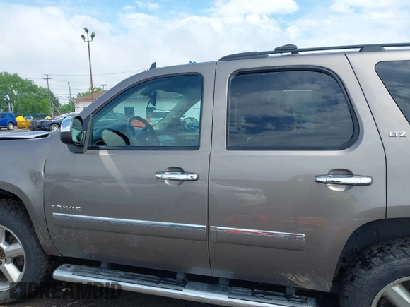2013 Chevrolet Tahoe LTZ with VIN 1GNSKCE0XDR373858, listed as a IAAI auction lot 42456875 with 297,084 mi miles and . Bid and sale history available at DreamBid. Image 14.