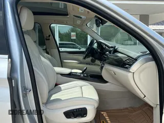 2016 BMW X5 xDrive40e z VIN 5UXKT0C52G0F74828, wystawiony jako Copart lot #58977975 z przebiegiem 122 045 mil mil oraz Tytuł czysty. Historia ofert i sprzedaży dostępna na DreamBid. Obrazek 5.