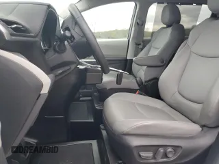 2022 Toyota Sienna XLE z VIN 5TDJRKECXNS075897, wystawiony jako Copart lot #51856935 z przebiegiem 15 805 mil mil oraz Czysty tytuł • Clean title. Historia ofert i sprzedaży dostępna na DreamBid. Obrazek 7.