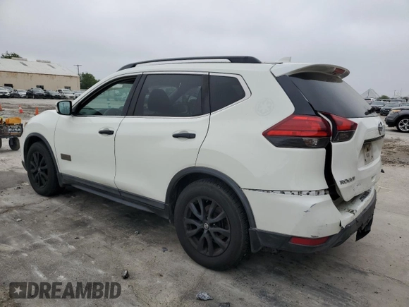 2017 Nissan Rogue SV z VIN 5N1AT2MT8HC772487, wystawiony jako Copart lot #51143535 z przebiegiem 149 637 mil mil oraz Szkody całkowita. Historia ofert i sprzedaży dostępna na DreamBid. Obrazek 2.