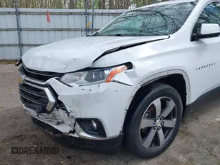 2018 Chevrolet Traverse LT z VIN 1GNEVHKW4JJ275817, wystawiony jako IAAI lot #42179473 z przebiegiem 81 595 mil mil oraz . Historia ofert i sprzedaży dostępna na DreamBid. Obrazek 6.