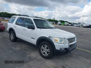 2007 Ford Explorer XLT z VIN 1FMEU73E17UB03985, wystawiony jako IAAI lot #41552397 z przebiegiem 114 407 mil mil oraz . Historia ofert i sprzedaży dostępna na DreamBid. Obrazek 1.