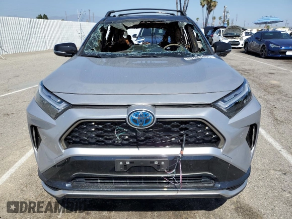 2024 Toyota RAV4 XSE z VIN JTMFB3FV2RD213319, wystawiony jako Copart lot #57088405 z przebiegiem Nie podano mil oraz Szkoda całkowita • Salvage title. Historia ofert i sprzedaży dostępna na DreamBid. Obrazek 5.