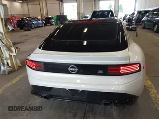 2024 Nissan Z Performance с VIN JN1BZ4BH3RM362972, выставлен на аукционе IAAI как лот 41180490 с пробегом 8 542 миль миль и . История ставок и продаж доступна на DreamBid. Изображение 16.