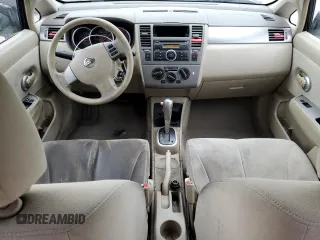 2009 Nissan Versa S z VIN 3N1BC13E19L447131, wystawiony jako Copart lot #54858845 z przebiegiem 190 029 mil mil oraz Nie do naprawy • Non repairable. Historia ofert i sprzedaży dostępna na DreamBid. Obrazek 8.
