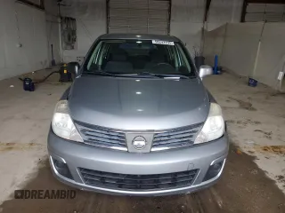 2009 Nissan Versa S z VIN 3N1BC13E59L499698, wystawiony jako Copart lot #58242235 z przebiegiem 169 239 mil mil oraz Czysty tytuł • Clean title. Historia ofert i sprzedaży dostępna na DreamBid. Obrazek 5.