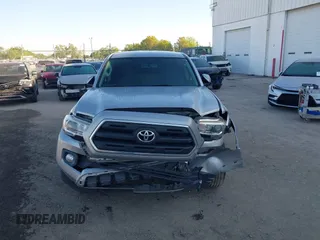 2017 Toyota Tacoma SR5 z VIN 5TFAZ5CN3HX024083, wystawiony jako IAAI lot #41739213 z przebiegiem 111 226 mil mil oraz . Historia ofert i sprzedaży dostępna na DreamBid. Obrazek 6.