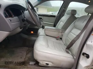 2000 Lincoln Town Car Signature z VIN 1LNHM82W9YY913288, wystawiony jako Copart lot #58776435 z przebiegiem 77 552 mil mil oraz Czysty tytuł • Clean title. Historia ofert i sprzedaży dostępna na DreamBid. Obrazek 7.