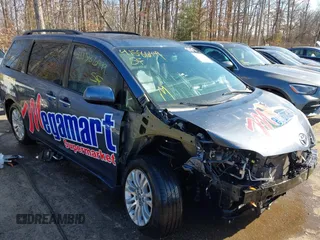 2017 Toyota Sienna XLE Auto Access Seat with VIN 5TDYZ3DCXHS792973, listed as a IAAI auction lot 41586449 with 113,125 mi miles. Bid and sale history available at carsss.com. Image 1.