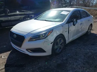 2017 Hyundai Sonata Hybrid Limited with VIN KMHE34L38HA069417, listed as a IAAI auction lot 41699882 with 140,743 mi miles. Bid and sale history available at carsss.com. Image 2.