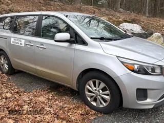 2017 Kia Sedona L with VIN KNDMA5C1XH6264738, listed as a Copart auction lot 50898905 with 151,513 mi miles and Clean Title. Bid and sale history available at carsss.com. Image 1.