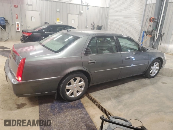 2008 Cadillac DTS 1SA z VIN 1G6KD57Y78U107110, wystawiony jako Copart lot #53548915 z przebiegiem 66 065 mil mil oraz Tytuł czysty. Historia ofert i sprzedaży dostępna na DreamBid. Obrazek 3.