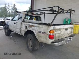 2001 Toyota Tacoma z VIN 5TEWN72N11Z733480, wystawiony jako IAAI lot #42244484 z przebiegiem 323 454 mil mil oraz . Historia ofert i sprzedaży dostępna na DreamBid. Obrazek 3.
