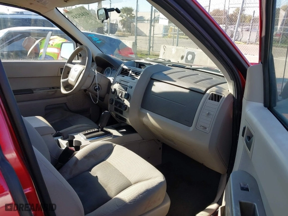 2008 Ford Escape XLT with VIN 1FMCU03138KB98896, listed as a IAAI auction lot 41845243 with 217,738 mi miles. Bid and sale history available at carsss.com. Image 5.