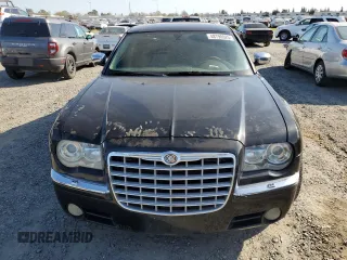 2005 Chrysler 300 300C AWD z VIN 2C3AK63H55H672324, wystawiony jako Copart lot #48790925 z przebiegiem 258 543 mil mil oraz Szkoda całkowita • Salvage title. Historia ofert i sprzedaży dostępna na DreamBid. Obrazek 5.