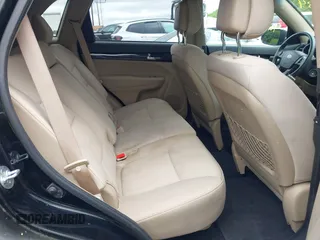 2011 Kia Sorento LX z VIN 5XYKTCA13BG022340, wystawiony jako IAAI lot #42338384 z przebiegiem 181 506 mil mil oraz . Historia ofert i sprzedaży dostępna na DreamBid. Obrazek 8.