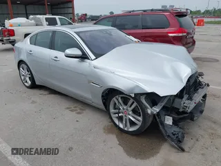 2017 Jaguar XE 35t Prestige z VIN SAJAK4BV2HA963732, wystawiony jako IAAI lot #42275319 z przebiegiem 32 600 mil mil oraz . Historia ofert i sprzedaży dostępna na DreamBid. Obrazek 1.