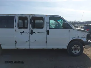 2007 Chevrolet Express Passenger z VIN 1GAHG39U571200083, wystawiony jako IAAI lot #41763512 z przebiegiem 288 421 mil mil oraz . Historia ofert i sprzedaży dostępna na DreamBid. Obrazek 6.