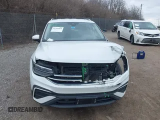 2023 Volkswagen Tiguan SE z VIN 3VV2B7AX8PM062519, wystawiony jako IAAI lot #41541819 z przebiegiem 93 873 mil mil oraz . Historia ofert i sprzedaży dostępna na DreamBid. Obrazek 12.