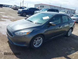 2017 Ford Focus SE z VIN 1FADP3F22HL235085, wystawiony jako IAAI lot #42465812 z przebiegiem 84 419 mil mil oraz . Historia ofert i sprzedaży dostępna na DreamBid. Obrazek 2.