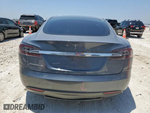 2013 Tesla Model S z VIN 5YJSA1AG1DFP08708, wystawiony jako Copart lot #58403985 z przebiegiem 120 809 mil mil oraz Szkoda całkowita • Salvage title. Historia ofert i sprzedaży dostępna na DreamBid. Obrazek 6.