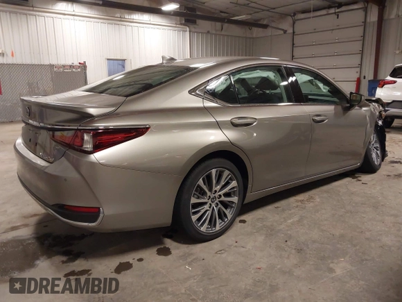 2021 Lexus ES 250 z VIN 58AD11D11MU007968, wystawiony jako IAAI lot #41968246 z przebiegiem 11 522 mil mil oraz . Historia ofert i sprzedaży dostępna na DreamBid. Obrazek 4.