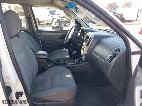 2007 Ford Escape XLT with VIN 1FMCU03187KA65050, listed as a IAAI auction lot 41642057 with 182,599 mi miles. Bid and sale history available at carsss.com. Image 5.
