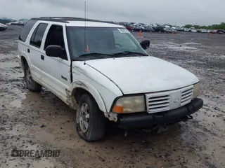 2000 Oldsmobile Bravada z VIN 1GHDT13W3Y2226476, wystawiony jako Copart lot #60372764 z przebiegiem 223 984 mil mil oraz Szkody całkowita. Historia ofert i sprzedaży dostępna na DreamBid. Obrazek 1.