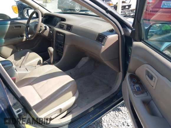 1998 Toyota Camry LE z VIN JT2BF28K4W0101312, wystawiony jako IAAI lot #42116546 z przebiegiem 365 712 mil mil oraz . Historia ofert i sprzedaży dostępna na DreamBid. Obrazek 5.