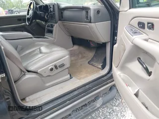 2006 Chevrolet Suburban LS w/1WT with VIN 1GNEC16Z36J176432, listed as a IAAI auction lot 42053552 with 364,087 mi miles. Bid and sale history available at carsss.com. Image 5.