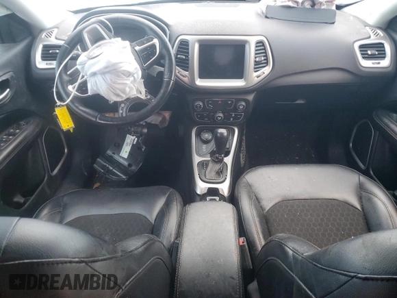 2018 Jeep Compass Latitude z VIN 3C4NJDBB5JT100723, wystawiony jako Copart lot #56203895 z przebiegiem Nie podano mil oraz Szkoda całkowita • Salvage title. Historia ofert i sprzedaży dostępna na DreamBid. Obrazek 8.