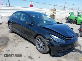 2023 Tesla Model 3 z VIN 5YJ3E1EA8PF403113, wystawiony jako IAAI lot #41967532 z przebiegiem 19 545 mil mil oraz . Historia ofert i sprzedaży dostępna na DreamBid. Obrazek 1.